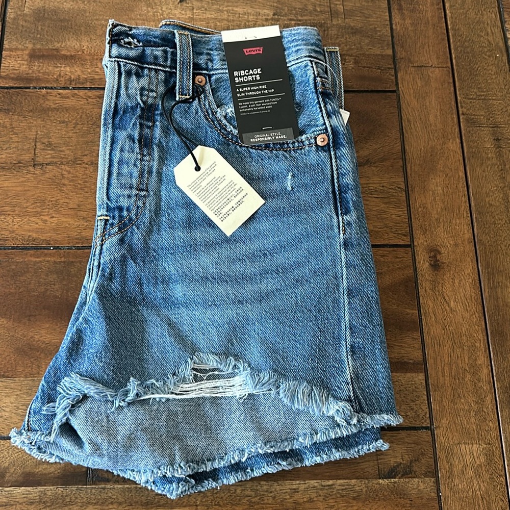 Levi premium rib cage women’s shorts size 25